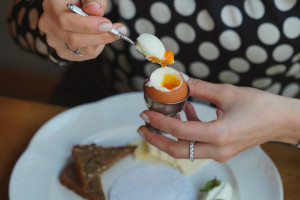 Frühstück mit Ei und Brot